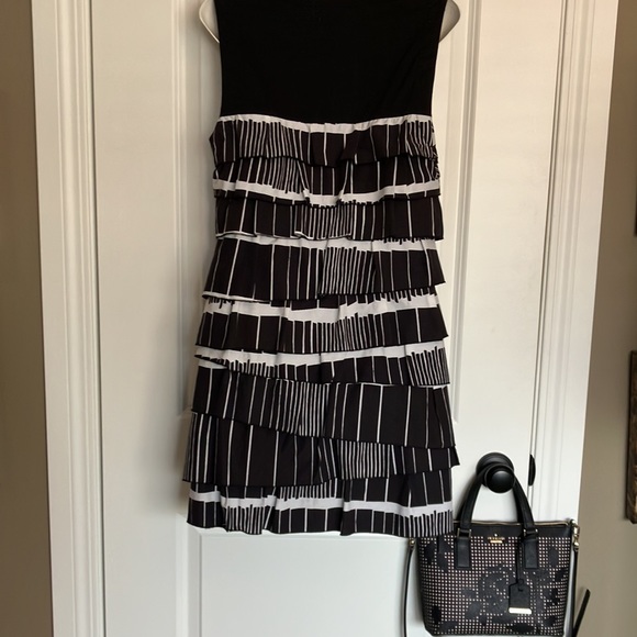 đź’•Super cute BCBG Maxazria sleeveless black dress w/black&white ruffles & V neck - Picture 5 of 12